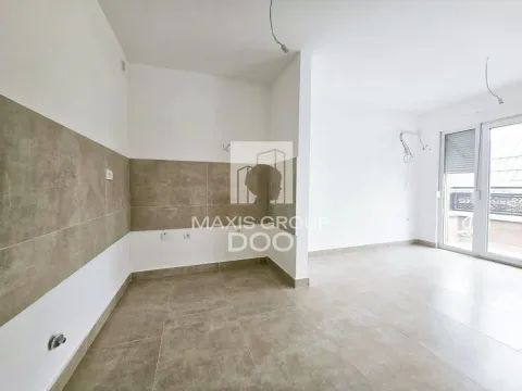 Nenamješten deo kuhinje sa keramičkim pločicama na zidu i podu. - image 7