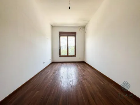 Prazna soba sa tamnim parketom i prozorom na kraju. - image 4