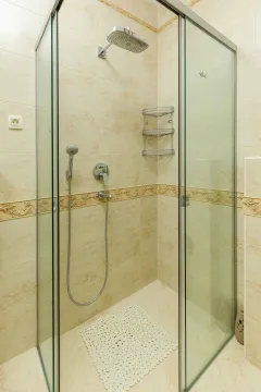 Kabina za tuširanje sa staklenim paravanom u popločanom kupatilu. - image 33