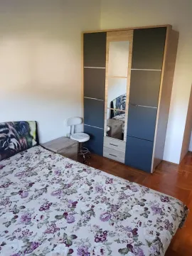 Spavaća soba sa bračnim krevetom, garderoberom i parketom na podu. - image 4