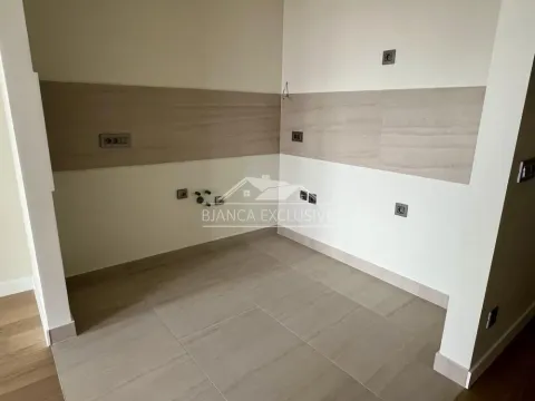 Deo kuhinje sa pripremljenim priključcima i zidnim pločicama. - image 8