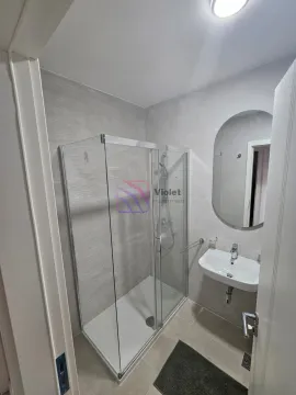 Moderne kupatilo sa tuš kabinom i umivaonikom. - image 13