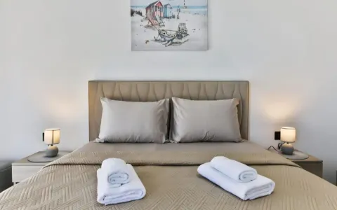 Bedroom with a double bed, pillows, and bedside lamps. - image 10