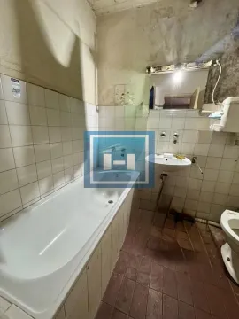 Starije kupatilo sa kadom, umivaonikom i toaletom. - image 5