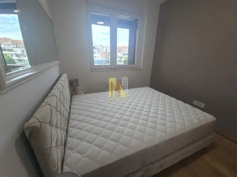 Spavaća soba sa velikim bračnim krevetom i prozorom. - image 15