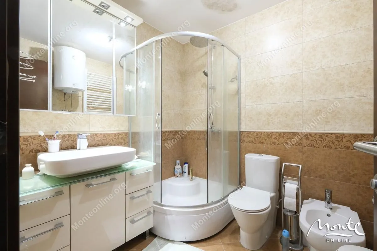 Prodaja, dvosoban stan, 85m², Dobrota, Kotor