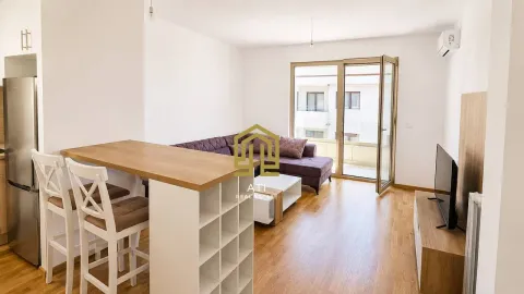 Svijetla dnevna soba sa šankom i garniturom. - image 5