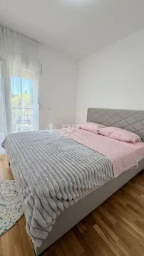 Svjetla spavaća soba sa velikim bračnim krevetom i izlazom na terasu. - image 7