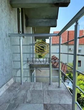 Pogled sa popločanog balkona sa metalnom ogradom. - image 3