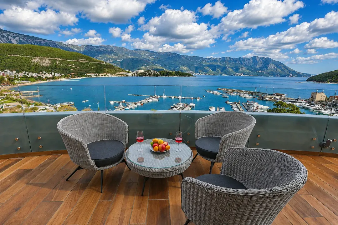 Izdavanje, dvosoban stan, 117m², Centar, Budva