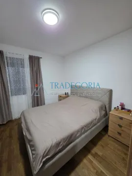 Spavaća soba sa bračnim krevetom i noćnim stočićem. - image 9