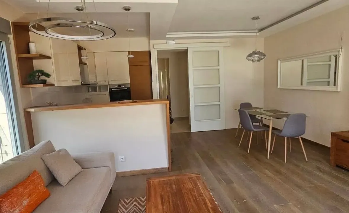 Izdavanje, dvosoban stan, 70m², Škaljari, Kotor
