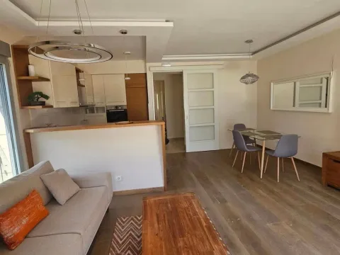 Izdavanje, dvosoban stan, 70m², Škaljari, Kotor - image 1