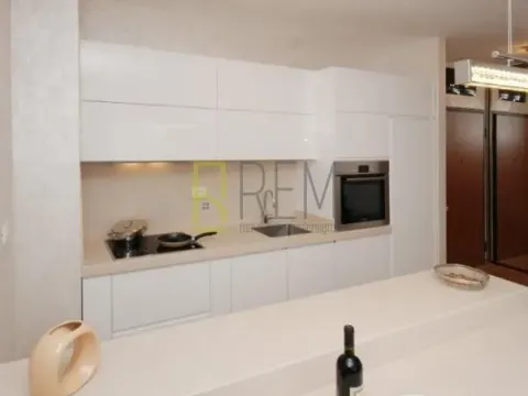 Izdavanje, dvosoban stan, 70m², City Kvart, Podgorica - image 2