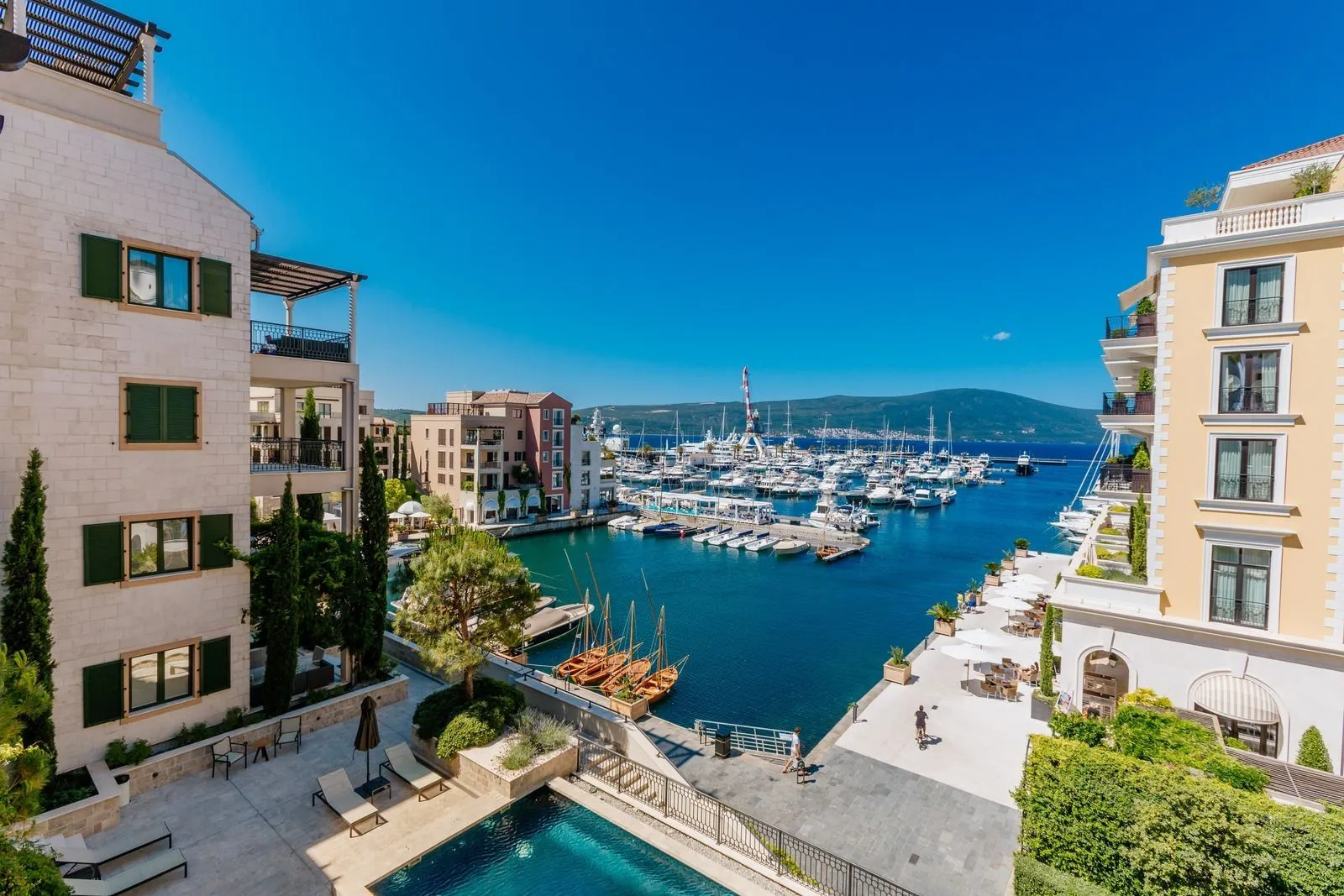 Sale, four bedroom apartment, 240m², Tivat, Crna Gora