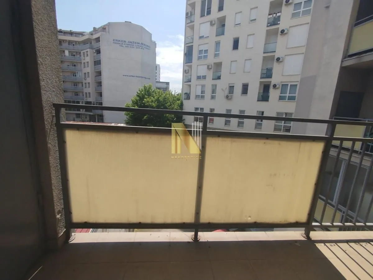 Pogled sa balkona na okolne zgrade i gradsko naselje.