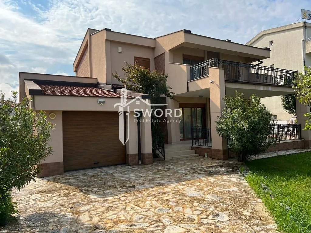 Prodaja, kuća, 270m², Centar, Bar
