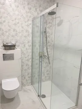 Moderno opremljeno kupatilo sa tuš kabinom i ugradnom šoljom. - image 3