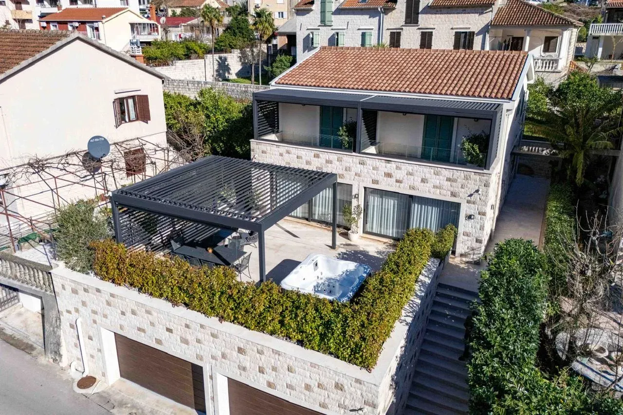 Rent, apartment, 160m², Kotor, Crna Gora