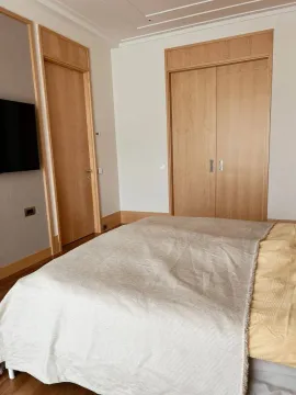 Spavaća soba sa bračnim krevetom, ugradnim ormarom i drvenim detaljima. - image 7