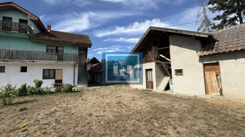 Dvorište sa starijim kućama i pomoćnim objektima. - image 18