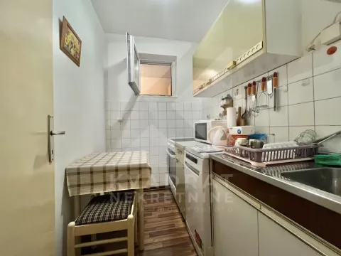 Smaller equipped kitchen with kitchen units, a stove, and a dining table. - image 5