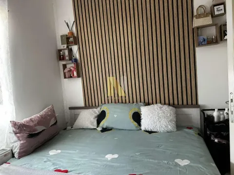 Nameštena spavaća soba sa bračnim krevetom i dekorativnim zidnim panelima. - image 8