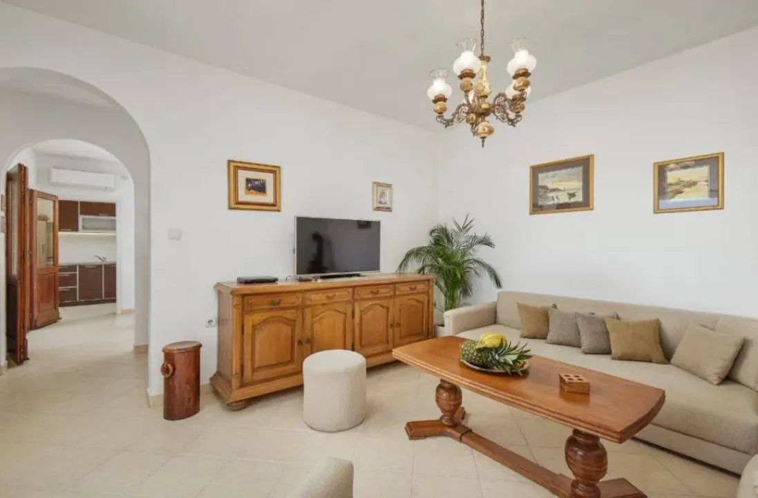 Izdavanje, kuća, 110m², Pržice, Kotor