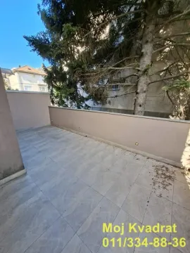 Prostrana popločana terasa sa pogledom na okolno zelenilo. - image 19