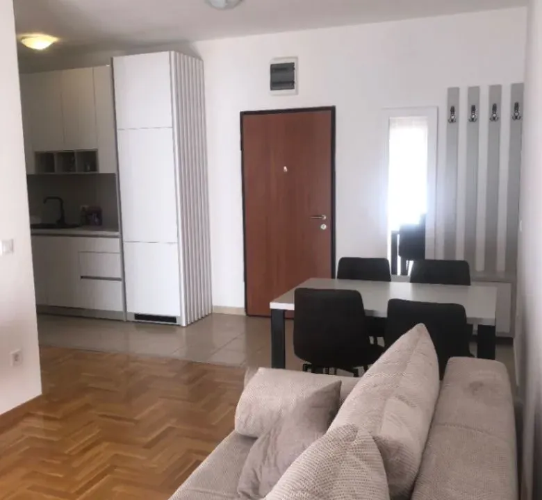 Izdavanje, jednosoban stan, 40m², Budva, Crna Gora