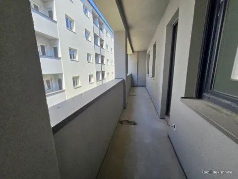 Dugačak nenamesten balkon sa pogledom na susednu zgradu. - image 8
