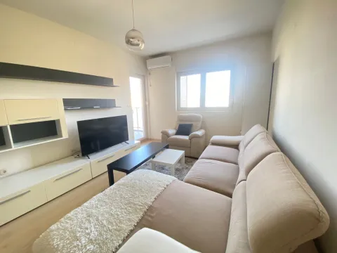 Izdavanje, jednosoban stan, 48m², City Kvart, Podgorica - image 1