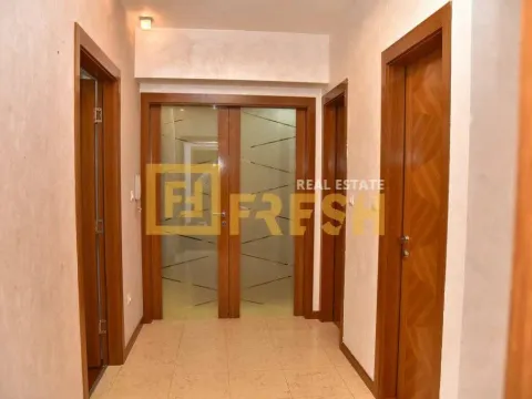 Izdavanje, četvorosoban stan, 140m², Centar, Podgorica - image 23