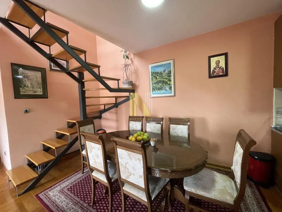 Dnevni boravak sa trpezarijom i stepeništem.