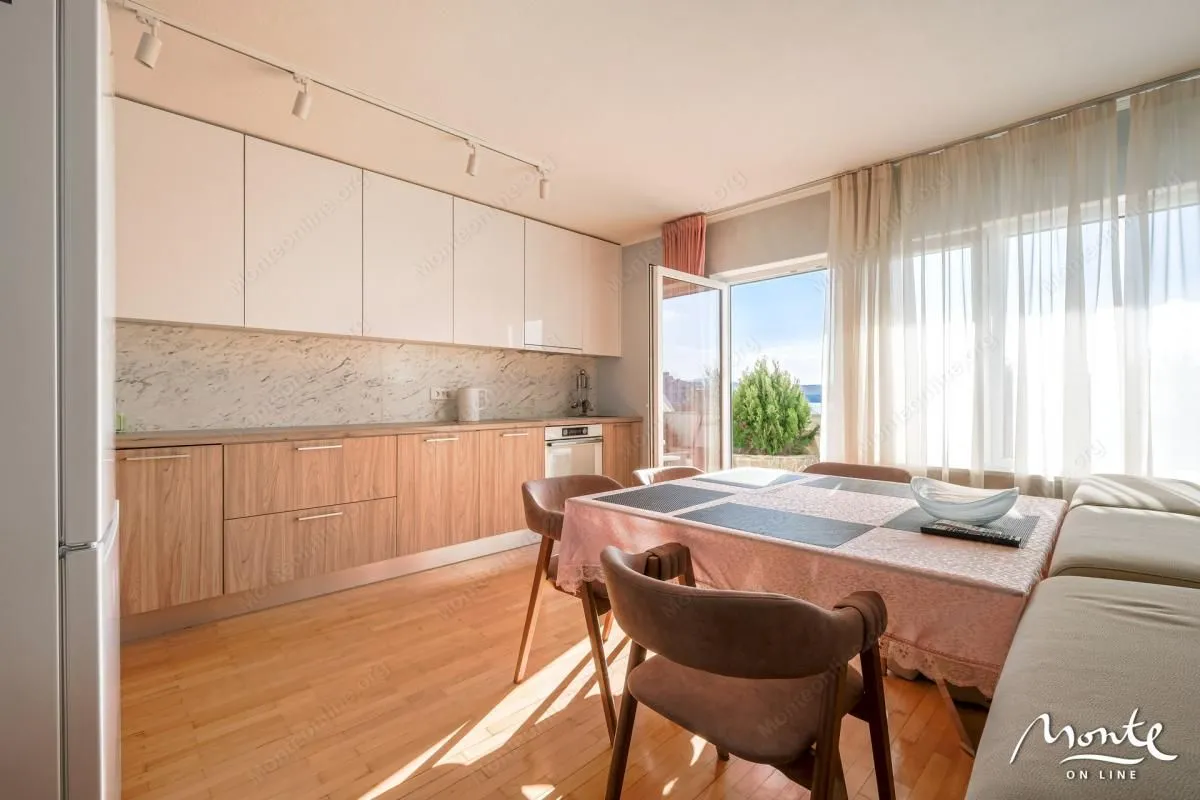 Prodaja, dvosoban stan, 110m², Centar, Tivat