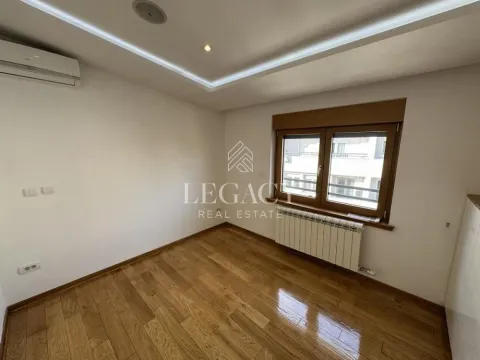 Izdavanje, četvorosoban stan, 140m², Šumice, Beograd - image 10