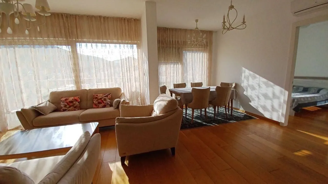Izdavanje, trosoban stan, 103m², Centar, Budva