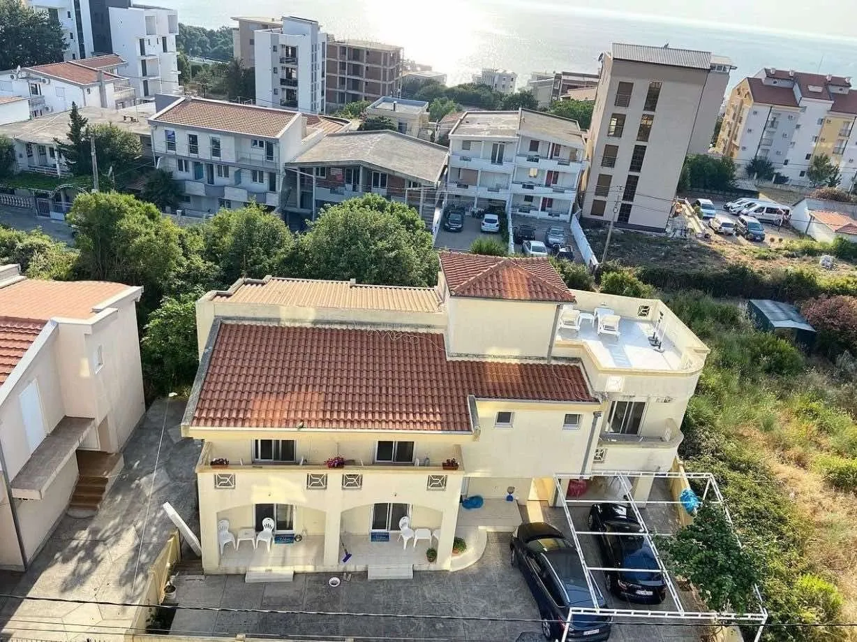 Pogled odozgo na kuću sa dvorištem.
