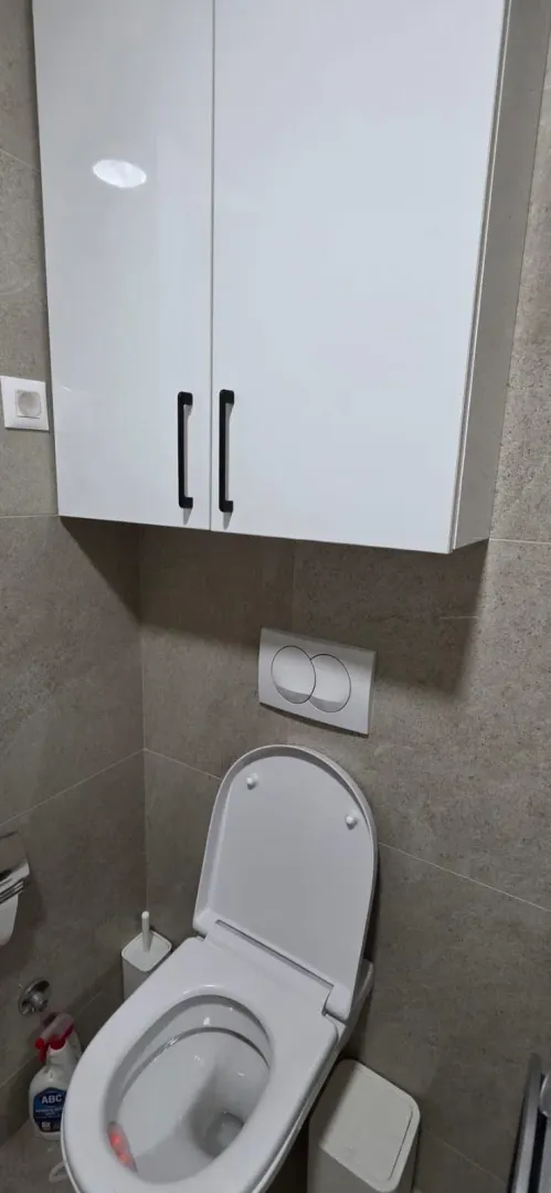 Pregled modernog kupatila sa toaletom i bijelim visećim elementom.
