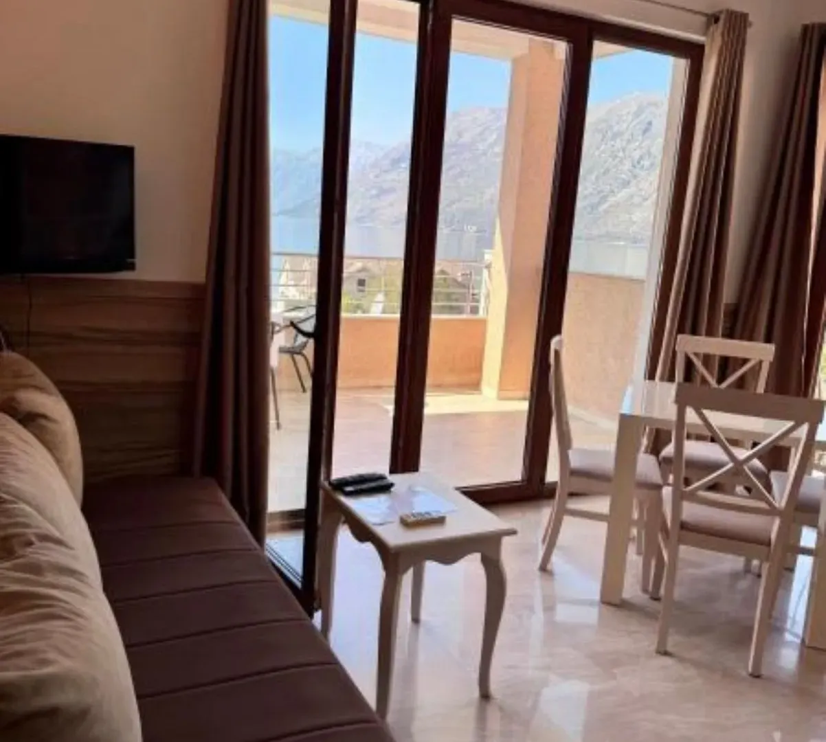 Rent, hospitality venue, 250m², Dobrota, Kotor
