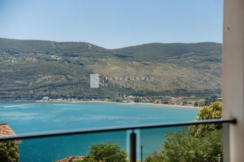 Pogled na more i planine sa terase. - image 5