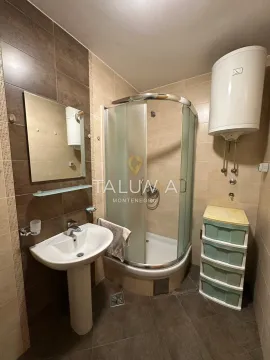 Kupatilo opremljeno umivaonikom, tuš kabinom i bojlerom. - image 7