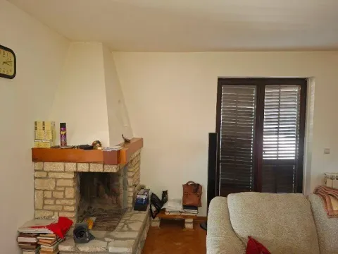 Dnevna soba sa kamenim kaminom i garniturom. - image 9