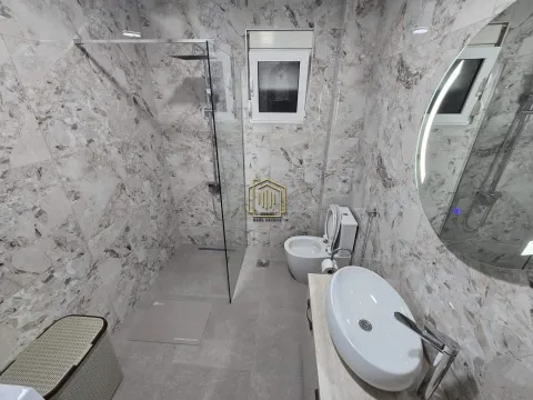 Savremeno opremljeno kupatilo sa tuš kabinom i umivaonikom. - image 12
