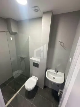 Moderne kupatilo sa tuš kabinom, umivaonikom i toaletom. - image 3