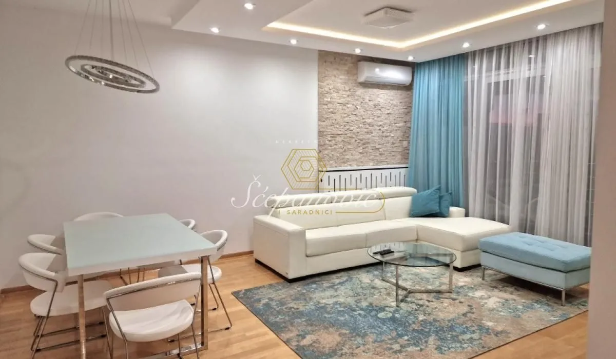 Izdavanje, trosoban stan, 105m², Centar, Novi Sad