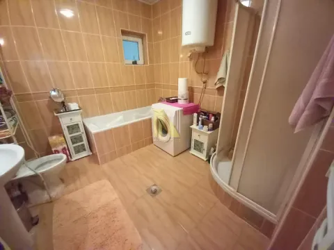 Potpuno opremljeno kupatilo sa kadom, tuš kabinom i veš mašinom. - image 19