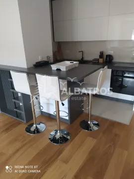 Moderna kuhinja sa šankom i barskim stolicama. - image 6