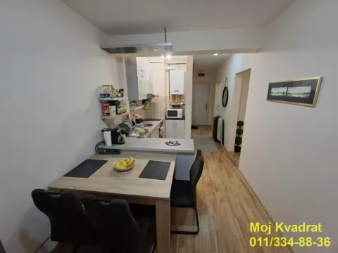 Manja kuhinja sa trpezarijskim stolom i stolicama u produžetku. - image 6