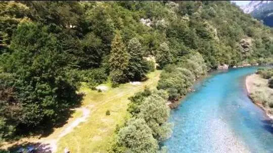 Pogled iz vazduha na rijeku i okolnu prirodu.